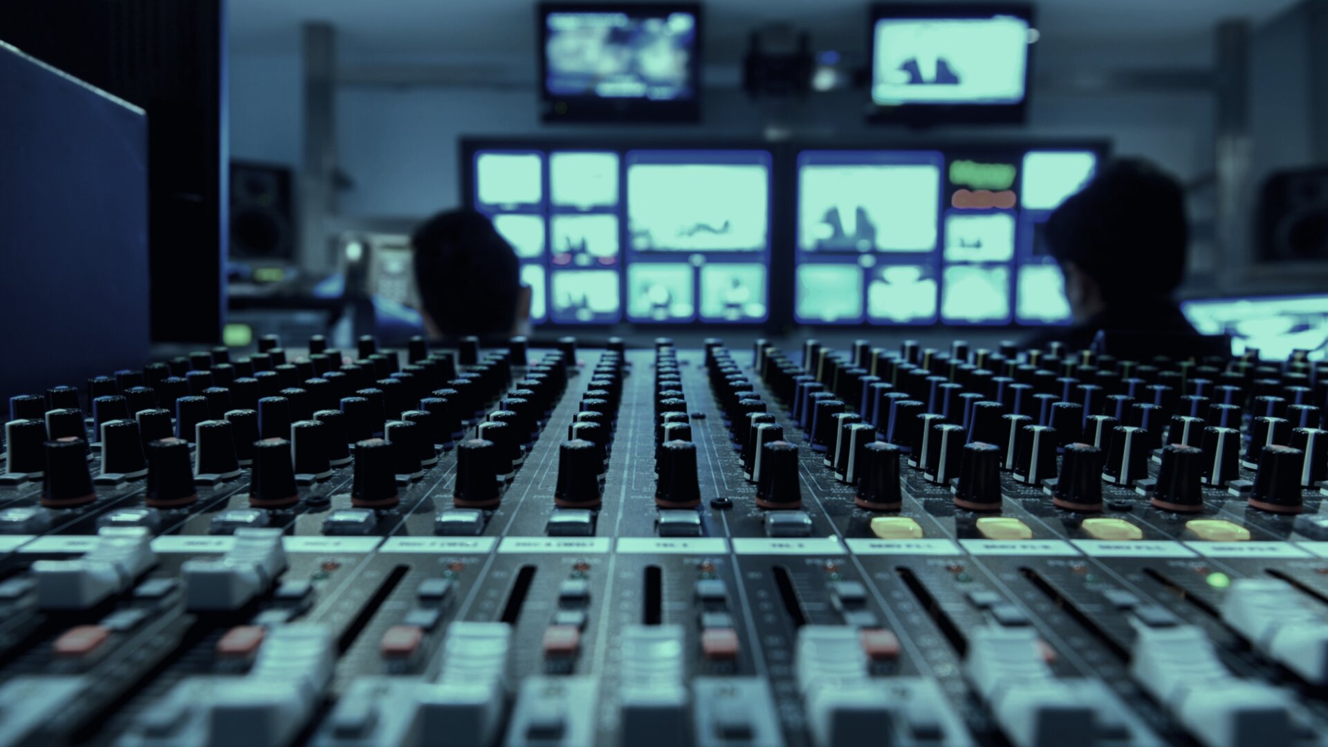 Broadcast mixing console