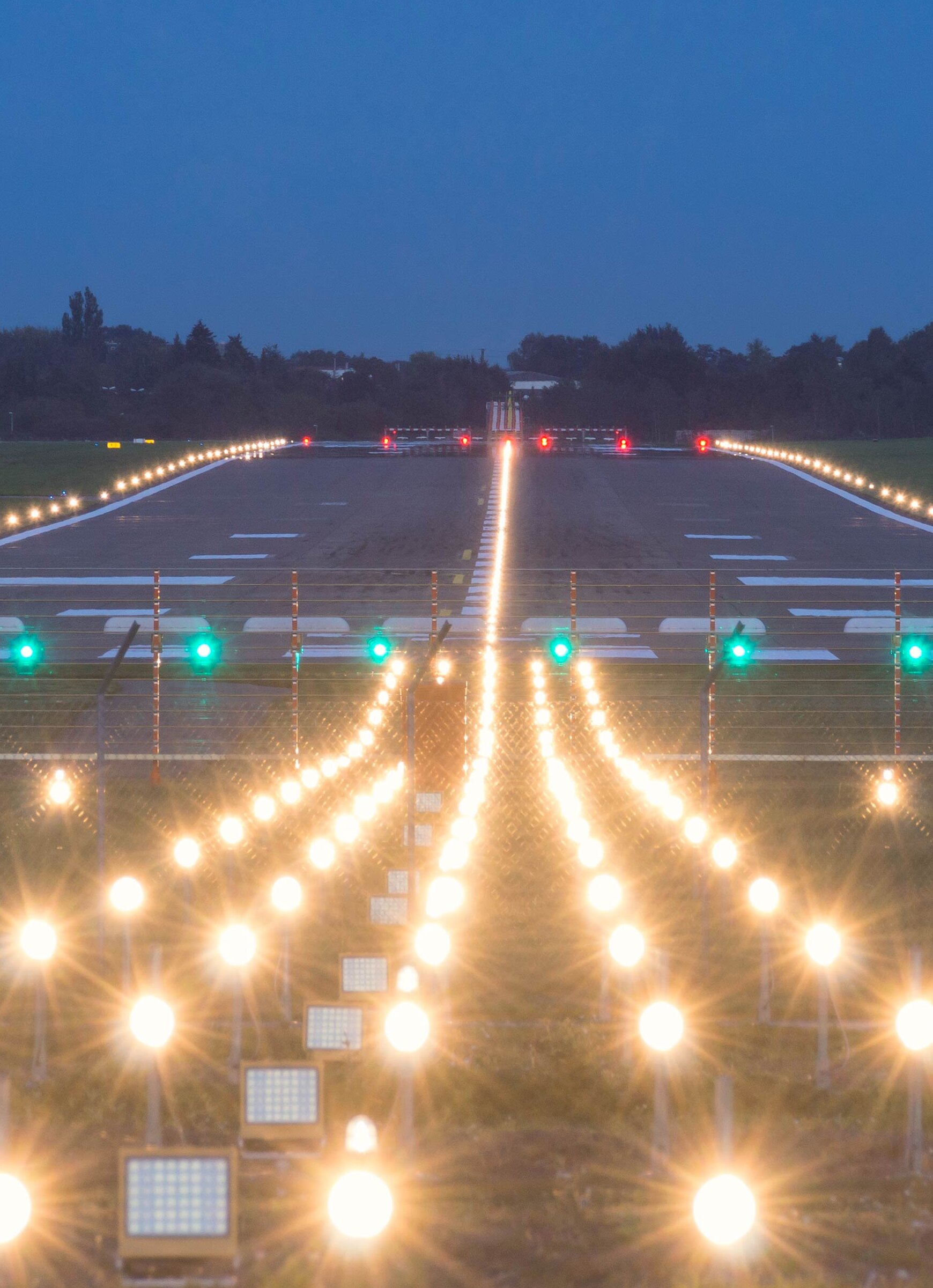 Beleuchtete Start- und Landebahn am Flughafen
