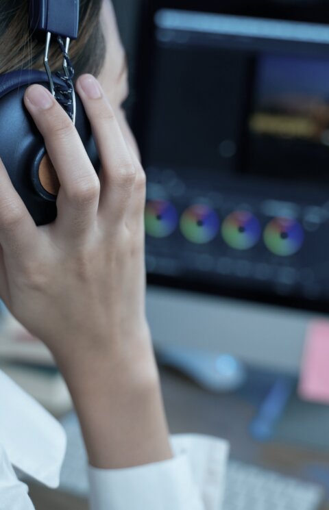 Person mit Kopfhörern in der Post-Production