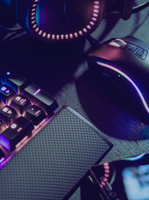 Keyboard, Maus, Headphones im Anschnitt